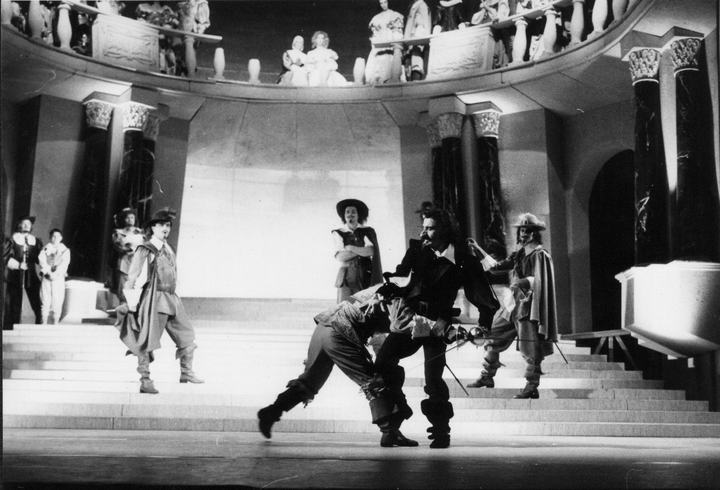 Sirano de Beržerak, 1991. — Predrag Miletić u sredini, prekrštenih ruku