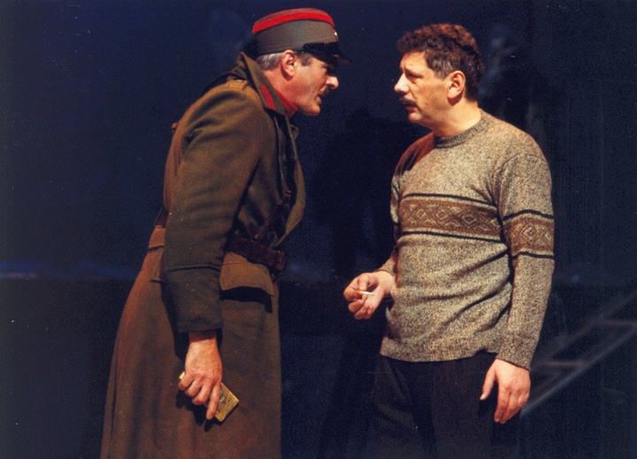 Zečji nasip, Narodno pozorište, 2004. — Predrag Miletić (Tiosav, žandar) i Vladan Gajović